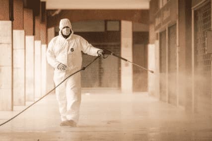 un tecnico sanifica il pavimento di un portico