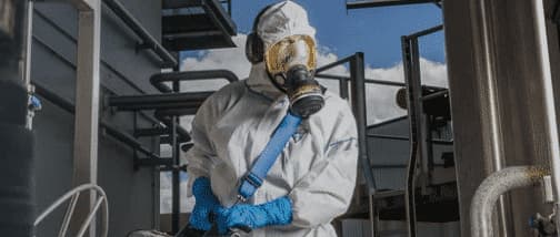 tecnico con guanti e maschera