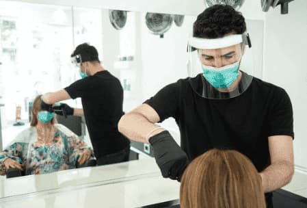parrucchiere disinfetta i suoi strumenti