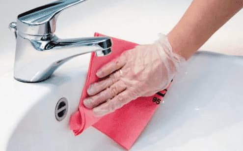 pulizia di un lavabo