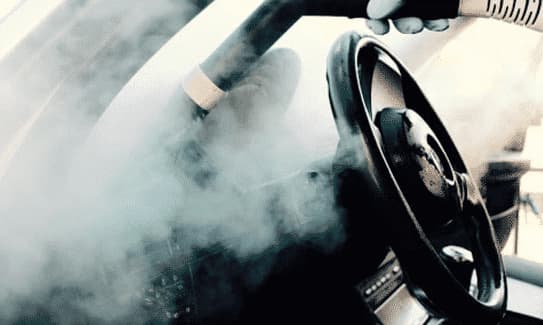 sanificazione di un volante auto