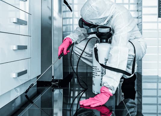 un tecnico che utilizza una lancia con ozono per sanificare