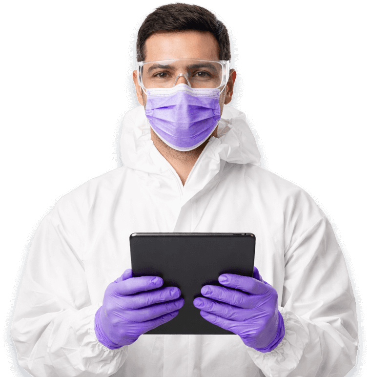 Operatore sanificazione con tablet in mano