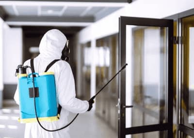 sanificazione di una porta a vetri