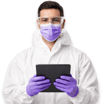 Operatore sanificazione con tablet in mano