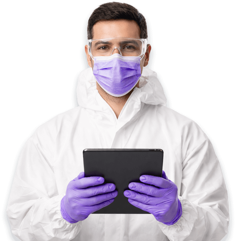 Operatore sanificazione con tablet in mano